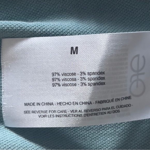 AK Sport envelope blouse size M NWOT - Picture 4 of 4